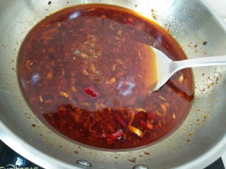 13、家常毛血旺,加入高汤煮开。