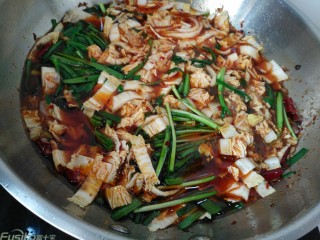 14、家常毛血旺,先下白菜和韭菜，喜欢什么菜就加什么菜这个随意了，个人觉得韭菜煮完麻辣味特好吃，我这个白菜老妈自己种的开锅就烂，也特好吃。也可以放点金针蘑或者豆芽，其他青菜。