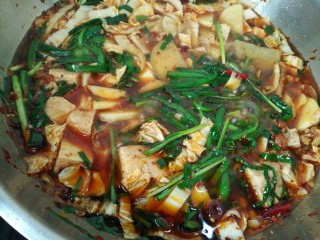 15、家常毛血旺,开锅下豆腐和土豆片，有的人觉得应该后下菜，我个人觉得菜多煮一会更好吃。