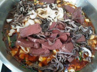 16、家常毛血旺,再开锅下牛百叶羊肚羊血就可以了，因为都提前焯水了，都是熟的。