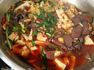 17、家常毛血旺,大火炖，炖到土豆片和羊血熟了就可以出锅了。