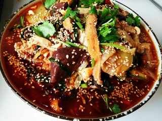 18、家常毛血旺,出锅装盘，撒上花生芝麻和香菜。