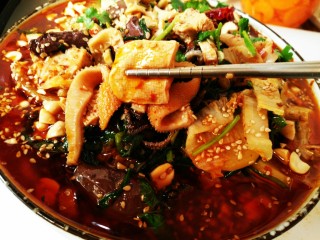 21、家常毛血旺,冻豆腐吸了牛肉汤的味道加上麻辣味，超级好吃。