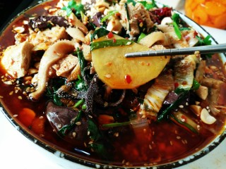 23、家常毛血旺,连土豆片也是麻辣香。