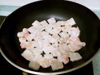 1、古早味猪油拌饭,先熬猪油。肥猪肉切片，小火入锅慢煎。