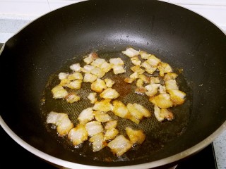 3、古早味猪油拌饭,把肥肉煎成两面金黄的油渣。