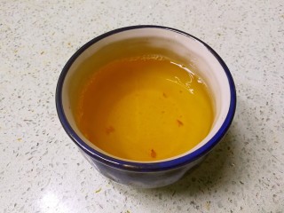 5、古早味猪油拌饭,盛起猪油备用。