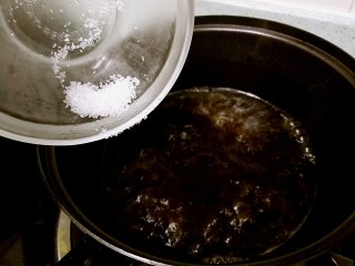 7、古早味猪油拌饭,加入海盐。