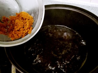 8、古早味猪油拌饭,加入五香粉。（拍照时家里没有五香粉了，临时用五香烤肉料代替）