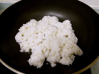 12、古早味猪油拌饭,炒锅倒入适量猪油，大火烧至五成热，收小火，倒入剩米饭，用勺子划散。