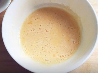 3、糖醋带鱼,1个鸡蛋打散，加入淀粉搅匀，再加一点点盐调味。