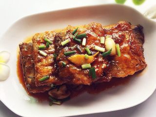 12、糖醋带鱼,装盘即可。