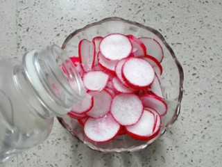 1、清爽樱桃萝卜,上面放上萝卜片，撒上盐、糖，倒上白醋，