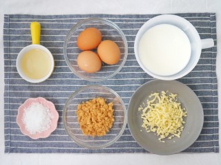 1、芝士肉松玉子烧,准备好食材。