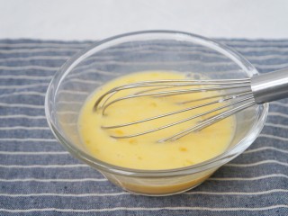 5、芝士肉松玉子烧,用蛋抽混合搅拌均匀。