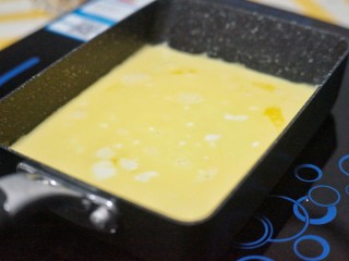 7、芝士肉松玉子烧,倒入第一层蛋液。