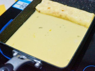 12、芝士肉松玉子烧,倒入第二层蛋液。