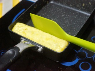 15、芝士肉松玉子烧,用刮刀轻轻挤压定型。