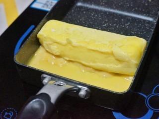 17、芝士肉松玉子烧,加热至半熟状态时卷起。