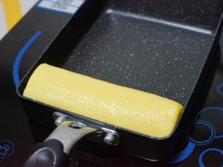 18、芝士肉松玉子烧,用刮刀整理定型，关火，用余温再焖一分钟即可。