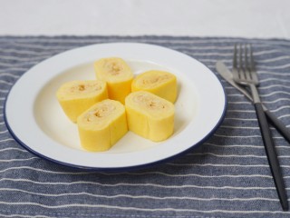 19、芝士肉松玉子烧,出锅切厚片装盘。可搭配沙拉酱食用。