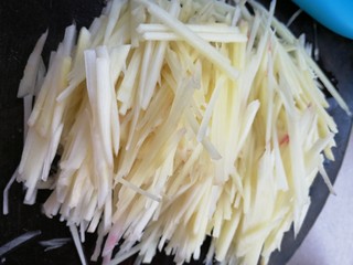 2、子姜炒五花,姜切丝