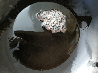 3、子姜炒五花,  热锅凉油放入花椒爆香