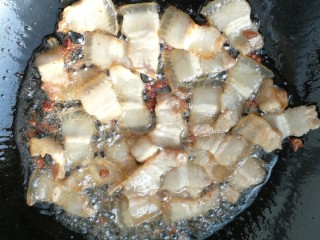 4、子姜炒五花, 倒入五花肉片煸炒。