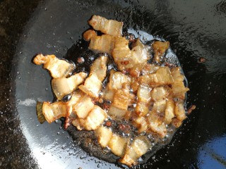 5、子姜炒五花,倒入料酒和生抽继续煸炒，直到五花肉炒出香味。