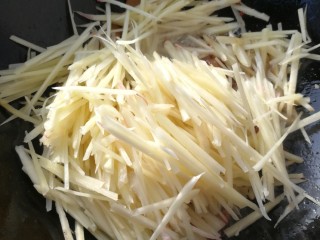 6、子姜炒五花, 倒入姜丝翻炒致姜丝变软，调入盐即可出锅。