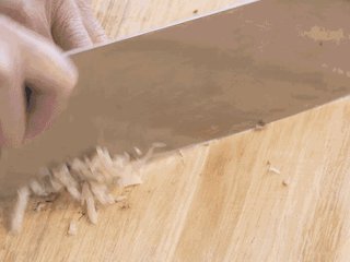 1、陈皮干鱿鱼饼,把猪肉、干鱿丝、冬菇丝一起剁碎