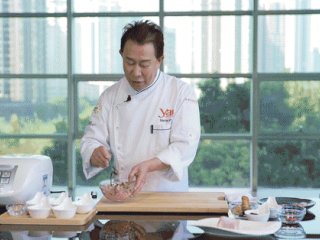 2、陈皮干鱿鱼饼,加入调味料：把辣椒粒、盐、生抽、胡椒粉、料酒、水、生粉、姜蓉加入到肉碎中，拌匀；