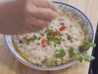 3、陈皮干鱿鱼饼,撒上葱花、辣椒粒、香菜