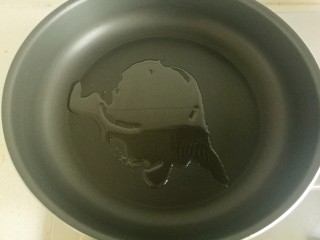 7、照烧猪排,锅中放少许底油。