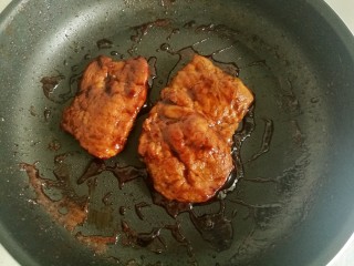 12、照烧猪排,烧制三分钟左右，改中火把汤汁收浓即可。