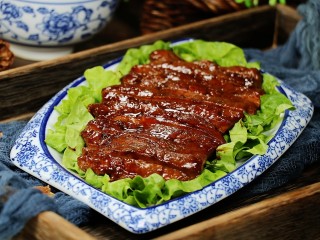 13、照烧猪排,然后切块放入铺了生菜的盘中，猪排非常美味。
