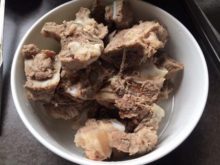 2、萝卜骨头汤,沥水，备用；