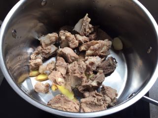 4、萝卜骨头汤,生姜、蒜，加入煮锅；