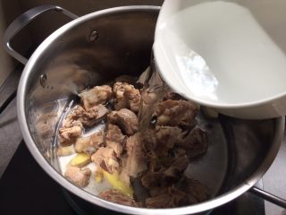 5、萝卜骨头汤,加入水；