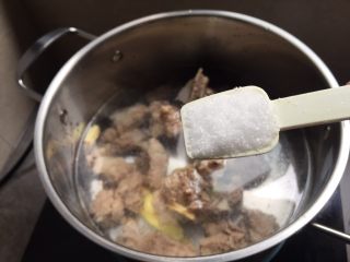 6、萝卜骨头汤,加入盐；