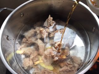 7、萝卜骨头汤,加入料酒；