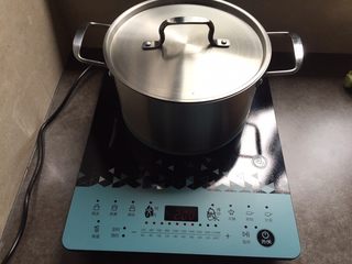 9、萝卜骨头汤,启动电磁炉，选择煲汤功能；