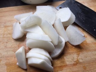 10、萝卜骨头汤,准备白萝卜，削皮，切块；