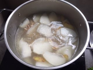 12、萝卜骨头汤,继续煲汤，程序结束，就可以开喝了；