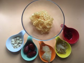 1、莲蓉百合红枣枸杞银耳汤,称量、备好所有原材，干银耳、莲蓉、红枣、老冰糖、百合、枸杞等。