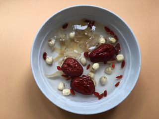 2、莲蓉百合红枣枸杞银耳汤,红枣、莲蓉、百合、枸杞等用清水反复冲洗干净、沥干水分备用。