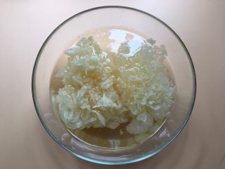 3、莲蓉百合红枣枸杞银耳汤,泡发木耳银耳的时候一定要注意要减少营养的流失，最好是使用冷水来泡发银耳，慢慢让水泡进银耳里面，把银耳泡发到透明状，这样的银耳质量好，同时营养成份也特别好，不容易流失。泡发好的银耳体积增大三倍以上、雪白柔软。