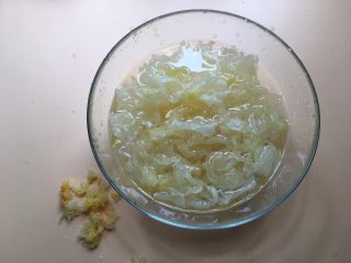 4、莲蓉百合红枣枸杞银耳汤,去掉银耳根部，保留银耳雪白花朵部分，撕成碎片，越碎越好、有利于煨制。银耳撕碎再反复进行冲洗干净，洗去表皮的脏东西，泡发、洗净后的银耳是天然纯白的，沥干水分后备用。