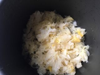 5、莲蓉百合红枣枸杞银耳汤,撕碎的银耳放入电压锅里。