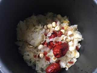 6、莲蓉百合红枣枸杞银耳汤,红枣、莲蓉、百合、枸杞等放入电压锅里。